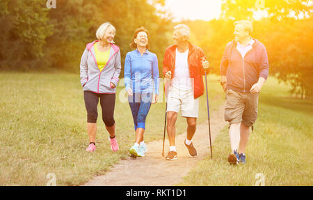 Glückliche Gruppe von Senioren Wandern Wandern im Club im Sommer Stockfoto