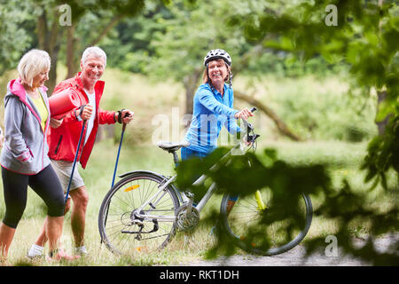 Senioren übung Eignung in der Natur mit Mountainbikes und Wanderstöcke Stockfoto