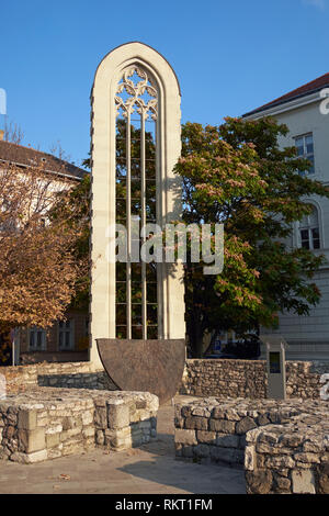 Die Ruinen der Kirche der Hl. Maria Magdalena, Budapest, Ungarn. Das Gebäude wurde im Zweiten Weltkrieg zerstört und dieses Fenster wurde später als Denkmal restauriert. Stockfoto