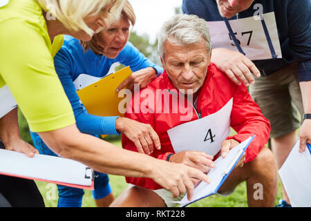 Senioren Gruppe in eine Schnitzeljagd oder Schatzsuche als Teambuilding Stockfoto