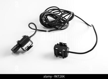 Closeup Detail eines professionellen Flash kabel stecker für Fotografen mit einem didital DSLR-Kamera, auf weißem Hintergrund. Stockfoto