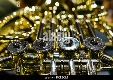 In der Nähe der Schlüssel und Ventile eines Horn Stockfoto