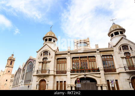Die Außenseite des touristischen Orten in Valencia, Ciudad von Brujas Square, mit dem zentralen Markt und die Kirche von Santos Juanes Stockfoto