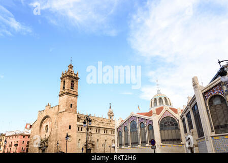 Die Außenseite des touristischen Orten in Valencia, Ciudad von Brujas Square, mit dem zentralen Markt und die Kirche von Santos Juanes Stockfoto