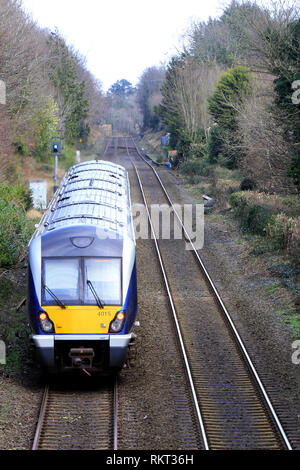 Die Belfast Bangor Bahnstrecke bei Cultra, County Down, Nordirland. Die Klasse 4000 ist eine Art von diesel multiple Unit in Service mit NI Railways. Obwohl die Züge äußerlich ähnlich, der der C3K Flotte sind, Intern Sie haben bedeutende Unterschiede. Jeweils drei Wagen hat eine Kapazität von 212, [8] mit weniger Tabelle Buchten und zusätzliche Stehplätze.[6] Sie haben ein WC im Vergleich zu den C3K 2.[8] Sie haben einen neuen Antrieb, mit einem MTU 390 kW Motorleistung, die sowohl an den Fahrmotoren und Generatoren. Mit einem Zug werden vier Tonnen leichter als ein C3K-Einheit Stockfoto