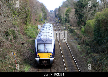 Die Belfast Bangor Bahnstrecke bei Cultra, County Down, Nordirland. Die Klasse 4000 ist eine Art von diesel multiple Unit in Service mit NI Railways. Obwohl die Züge äußerlich ähnlich, der der C3K Flotte sind, Intern Sie haben bedeutende Unterschiede. Jeweils drei Wagen hat eine Kapazität von 212, [8] mit weniger Tabelle Buchten und zusätzliche Stehplätze.[6] Sie haben ein WC im Vergleich zu den C3K 2.[8] Sie haben einen neuen Antrieb, mit einem MTU 390 kW Motorleistung, die sowohl an den Fahrmotoren und Generatoren. Mit einem Zug werden vier Tonnen leichter als ein C3K-Einheit Stockfoto