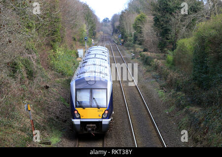 Die Belfast Bangor Bahnstrecke bei Cultra, County Down, Nordirland. Die Klasse 4000 ist eine Art von diesel multiple Unit in Service mit NI Railways. Obwohl die Züge äußerlich ähnlich, der der C3K Flotte sind, Intern Sie haben bedeutende Unterschiede. Jeweils drei Wagen hat eine Kapazität von 212, [8] mit weniger Tabelle Buchten und zusätzliche Stehplätze.[6] Sie haben ein WC im Vergleich zu den C3K 2.[8] Sie haben einen neuen Antrieb, mit einem MTU 390 kW Motorleistung, die sowohl an den Fahrmotoren und Generatoren. Mit einem Zug werden vier Tonnen leichter als ein C3K-Einheit Stockfoto