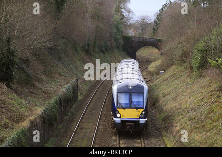 Die Belfast Bangor Bahnstrecke bei Cultra, County Down, Nordirland. Die Klasse 4000 ist eine Art von diesel multiple Unit in Service mit NI Railways. Obwohl die Züge äußerlich ähnlich, der der C3K Flotte sind, Intern Sie haben bedeutende Unterschiede. Jeweils drei Wagen hat eine Kapazität von 212, [8] mit weniger Tabelle Buchten und zusätzliche Stehplätze.[6] Sie haben ein WC im Vergleich zu den C3K 2.[8] Sie haben einen neuen Antrieb, mit einem MTU 390 kW Motorleistung, die sowohl an den Fahrmotoren und Generatoren. Mit einem Zug werden vier Tonnen leichter als ein C3K-Einheit Stockfoto