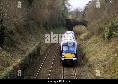 Die Belfast Bangor Bahnstrecke bei Cultra, County Down, Nordirland. Die Klasse 4000 ist eine Art von diesel multiple Unit in Service mit NI Railways. Obwohl die Züge äußerlich ähnlich, der der C3K Flotte sind, Intern Sie haben bedeutende Unterschiede. Jeweils drei Wagen hat eine Kapazität von 212, [8] mit weniger Tabelle Buchten und zusätzliche Stehplätze.[6] Sie haben ein WC im Vergleich zu den C3K 2.[8] Sie haben einen neuen Antrieb, mit einem MTU 390 kW Motorleistung, die sowohl an den Fahrmotoren und Generatoren. Mit einem Zug werden vier Tonnen leichter als ein C3K-Einheit Stockfoto