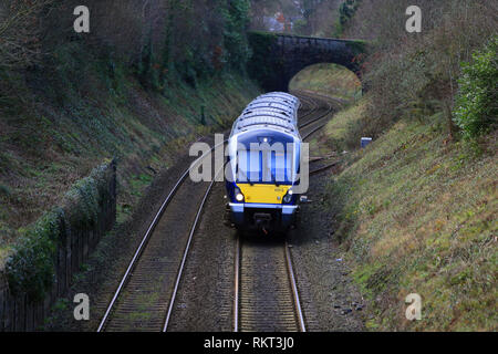 Die Belfast Bangor Bahnstrecke bei Cultra, County Down, Nordirland. Die Klasse 4000 ist eine Art von diesel multiple Unit in Service mit NI Railways. Obwohl die Züge äußerlich ähnlich, der der C3K Flotte sind, Intern Sie haben bedeutende Unterschiede. Jeweils drei Wagen hat eine Kapazität von 212, [8] mit weniger Tabelle Buchten und zusätzliche Stehplätze.[6] Sie haben ein WC im Vergleich zu den C3K 2.[8] Sie haben einen neuen Antrieb, mit einem MTU 390 kW Motorleistung, die sowohl an den Fahrmotoren und Generatoren. Mit einem Zug werden vier Tonnen leichter als ein C3K-Einheit Stockfoto