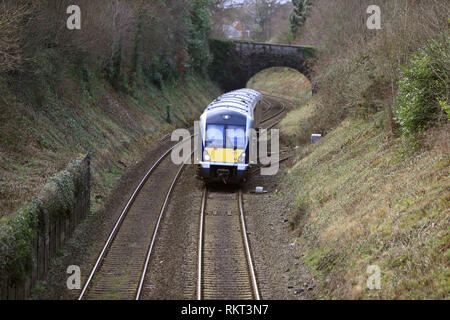 Die Belfast Bangor Bahnstrecke bei Cultra, County Down, Nordirland. Die Klasse 4000 ist eine Art von diesel multiple Unit in Service mit NI Railways. Obwohl die Züge äußerlich ähnlich, der der C3K Flotte sind, Intern Sie haben bedeutende Unterschiede. Jeweils drei Wagen hat eine Kapazität von 212, [8] mit weniger Tabelle Buchten und zusätzliche Stehplätze.[6] Sie haben ein WC im Vergleich zu den C3K 2.[8] Sie haben einen neuen Antrieb, mit einem MTU 390 kW Motorleistung, die sowohl an den Fahrmotoren und Generatoren. Mit einem Zug werden vier Tonnen leichter als ein C3K-Einheit Stockfoto