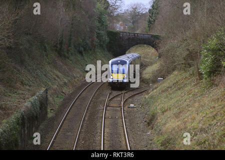 Die Belfast Bangor Bahnstrecke bei Cultra, County Down, Nordirland. Die Klasse 4000 ist eine Art von diesel multiple Unit in Service mit NI Railways. Obwohl die Züge äußerlich ähnlich, der der C3K Flotte sind, Intern Sie haben bedeutende Unterschiede. Jeweils drei Wagen hat eine Kapazität von 212, [8] mit weniger Tabelle Buchten und zusätzliche Stehplätze.[6] Sie haben ein WC im Vergleich zu den C3K 2.[8] Sie haben einen neuen Antrieb, mit einem MTU 390 kW Motorleistung, die sowohl an den Fahrmotoren und Generatoren. Mit einem Zug werden vier Tonnen leichter als ein C3K-Einheit Stockfoto