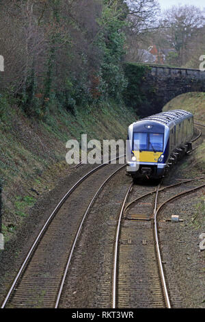 Die Belfast Bangor Bahnstrecke bei Cultra, County Down, Nordirland. Die Klasse 4000 ist eine Art von diesel multiple Unit in Service mit NI Railways. Obwohl die Züge äußerlich ähnlich, der der C3K Flotte sind, Intern Sie haben bedeutende Unterschiede. Jeweils drei Wagen hat eine Kapazität von 212, [8] mit weniger Tabelle Buchten und zusätzliche Stehplätze.[6] Sie haben ein WC im Vergleich zu den C3K 2.[8] Sie haben einen neuen Antrieb, mit einem MTU 390 kW Motorleistung, die sowohl an den Fahrmotoren und Generatoren. Mit einem Zug werden vier Tonnen leichter als ein C3K-Einheit Stockfoto