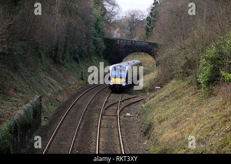 Die Belfast Bangor Bahnstrecke bei Cultra, County Down, Nordirland. Die Klasse 4000 ist eine Art von diesel multiple Unit in Service mit NI Railways. Obwohl die Züge äußerlich ähnlich, der der C3K Flotte sind, Intern Sie haben bedeutende Unterschiede. Jeweils drei Wagen hat eine Kapazität von 212, [8] mit weniger Tabelle Buchten und zusätzliche Stehplätze.[6] Sie haben ein WC im Vergleich zu den C3K 2.[8] Sie haben einen neuen Antrieb, mit einem MTU 390 kW Motorleistung, die sowohl an den Fahrmotoren und Generatoren. Mit einem Zug werden vier Tonnen leichter als ein C3K-Einheit Stockfoto