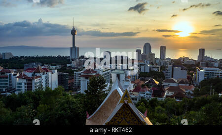 PATTAYA, THAILAND - November 21, 2017: Aasian Touristen und Panoramablick von der Aussichtsplattform. Langen Turm, verschiedene Gebäude und das Meer in der Ba Stockfoto