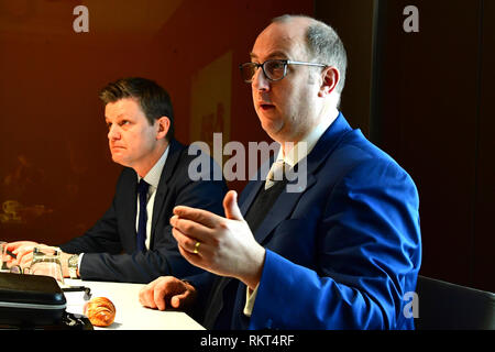 Hauptgeschäftsführer der British Horseracing Behörde Nick Rust (rechts) und Chief regulatorischen Offizier der British Horseracing Behörde Brent Dunshea während der BHA Pressekonferenz im Pullman Hotel St Pancras, London. Stockfoto