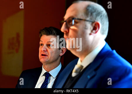 Hauptgeschäftsführer der British Horseracing Behörde Nick Rust (rechts) und Chief regulatorischen Offizier der British Horseracing Behörde Brent Dunshea während der BHA Pressekonferenz im Pullman Hotel St Pancras, London. Stockfoto