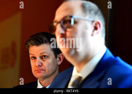 Nick Rust (rechts), Chief Executive der britischen Pferderennungsbehörde, und Brent Dunshea, Chief Regulatory Officer der britischen Pferderennungsbehörde, während der BHA-Pressekonferenz im Pullman Hotel St Pancras, London. Stockfoto