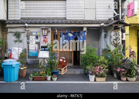 Japan, Tokio: hachiue, Blumen in Töpfe vor einem Haus im Stadtteil Taito-ku *** Local Caption *** Stockfoto