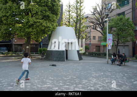 Japan, Tokio: Kinder in der Fuji Park, Taito-ku. Im Hintergrund, Toiletten in der Form des Mount Fuji *** Local Caption *** Stockfoto