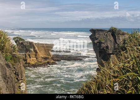 Blick auf Pancake Rocks und der Ozean in Neuseeland Stockfoto