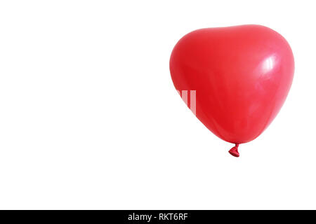 Rotes Herz Ballon auf weißem Hintergrund. Stockfoto