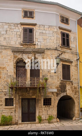 Ein Gebäude im historischen Dorf Vodnjan (dignano) in Istrien, Kroatien Stockfoto