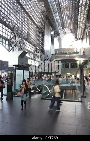 KYOTO, Japan - 18. April: Reisende schnell am Bahnhof von Kyoto am 18. April 2012 in Kyoto, Japan. Es ist Japan der zweitgrößte Bahnhof Gebäude. Die bui Stockfoto