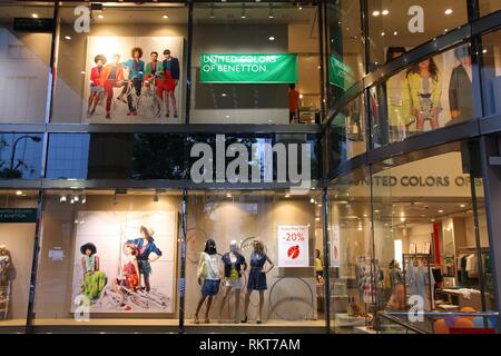 NAGOYA, JAPAN - 3. Mai: die Menschen besuchen die Vereinigten Farben der Benetton Fashion Store am 3. Mai in Nagoya, Japan 2012. Benetton ist eine globale Luxus mode Marke Stockfoto