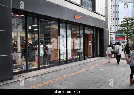 NAGOYA, JAPAN - 3. Mai: die Menschen gehen vorbei Nike Store am 3. Mai 2012 in Nagoya, Japan. Nike ist einer der bekanntesten Modemarken. Es besteht seit 196 Stockfoto