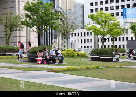 NAGOYA, JAPAN - 3. Mai: die Menschen besuchen 21 Architektur Oase Komplex am 3. Mai in Nagoya, Japan 2012. Oase 21 hat mehrere Auszeichnungen erhalten, darunter IESNA gewann ein Stockfoto