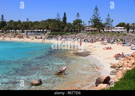 NISSI BEACH, Zypern - 16. MAI 2014: Menschen bei Nissi Beach entspannen Sie in Zypern. Tourismus macht etwa 10 Prozent der Zypern-Budget mit 2,4 Millionen jährlichen arr Stockfoto