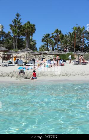 NISSI BEACH, Zypern - 16. MAI 2014: Menschen bei Nissi Beach entspannen Sie in Zypern. Tourismus macht etwa 10 Prozent der Zypern-Budget mit 2,4 Millionen jährlichen arr Stockfoto