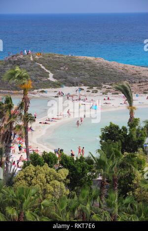 NISSI BEACH, Zypern - 16. MAI 2014: Menschen bei Nissi Beach entspannen Sie in Zypern. Tourismus macht etwa 10 Prozent der Zypern-Budget mit 2,4 Millionen jährlichen arr Stockfoto