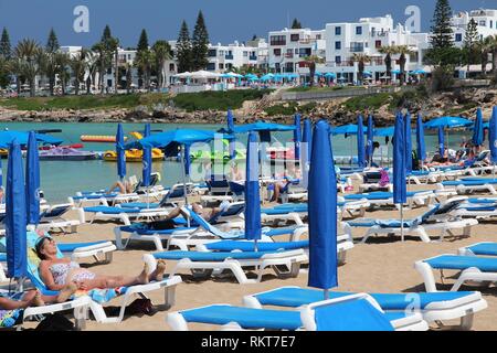 PROTARAS, Zypern - 17. MAI 2014: Menschen bei Fig Tree Bay in Protaras, Zypern entspannen. Tourismus macht etwa 10 Prozent der Zypern-Budget mit 2,4 Millionen ein Stockfoto