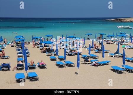 PROTARAS, Zypern - 17. MAI 2014: Menschen bei Fig Tree Bay in Protaras, Zypern entspannen. Tourismus macht etwa 10 Prozent der Zypern-Budget mit 2,4 Millionen ein Stockfoto