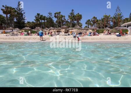 NISSI BEACH, Zypern - 16. MAI 2014: Menschen bei Nissi Beach entspannen Sie in Zypern. Tourismus macht etwa 10 Prozent der Zypern-Budget mit 2,4 Millionen jährlichen arr Stockfoto