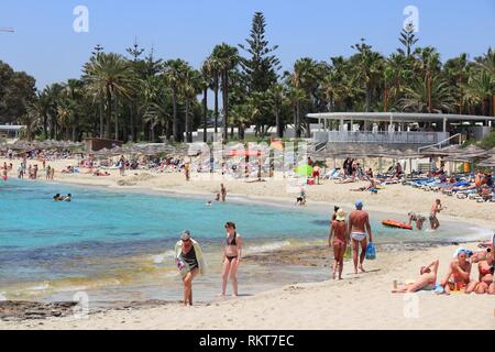 NISSI BEACH, Zypern - 16. MAI 2014: Menschen bei Nissi Beach entspannen Sie in Zypern. Tourismus macht etwa 10 Prozent der Zypern-Budget mit 2,4 Millionen jährlichen arr Stockfoto