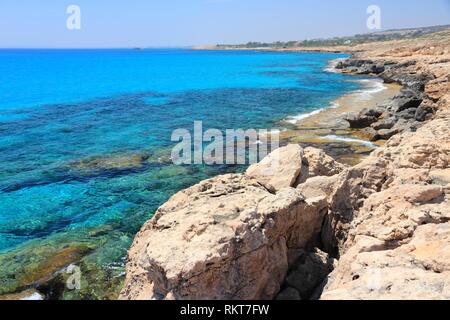 Azurblaue Meer Landschaft am Kap Greco auf Zypern. Stockfoto