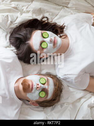Paar erste Hausgemachte Gesichtsmaske Stockfoto