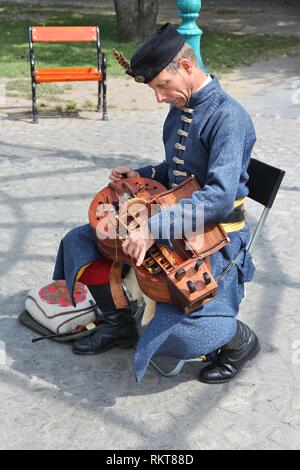 BUDAPEST, Ungarn - 20. JUNI 2014: Street Performer spielt Drehleier in Budapest. Drehleier ist ein traditionelles Saiteninstrument auch als Rad bekannt Stockfoto