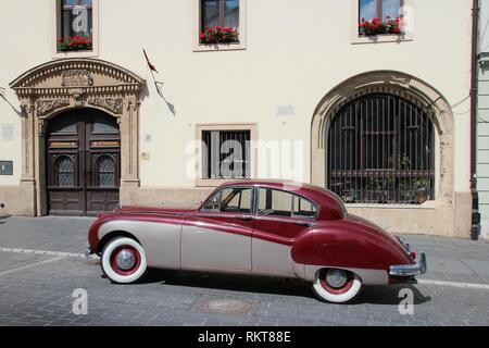 BUDAPEST, Ungarn - 20. JUNI 2014: Classic Jaguar Mark IX in Budapest geparkt. Es wurde 1959-1961 als großen Luxus Auto produziert. Stockfoto
