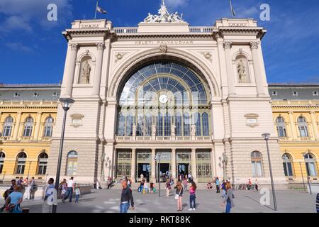 BUDAPEST, Ungarn - 20. JUNI 2014: die Menschen besuchen Keleti Bahnhof in Budapest. Keleti ist der Ostbahnhof, wurde 1884 eröffnet und ist unter Lar Stockfoto