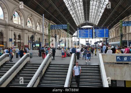 BUDAPEST, Ungarn - 20. JUNI 2014: die Menschen besuchen Keleti Bahnhof in Budapest. Keleti ist der Ostbahnhof, wurde 1884 eröffnet und ist unter Lar Stockfoto