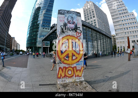 Wand Stück, ein Teil der Berliner Mauer, mit Frieden Zeichen am Potsdamer Platz, Europa, Deutschland, Berlin. Stockfoto