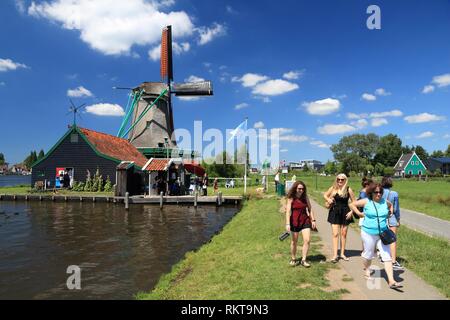 ZAANSE SCHANS, Niederlande - Juli 9, 2017: die Menschen besuchen Zaanse Schans restaurierte Dorf in den Niederlanden. Die beliebte Touristenattraktion hatte 1,6 Mill Stockfoto