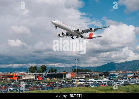 Eine Iberia Airbus A340-600 aus Madrid Ansätze Bogota El Dorado der Start- und Landebahn 31R an einem windigen Nachmittag Stockfoto