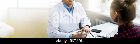 Ärztliche Beratung - Arzt und Patient im Gespräch in Kliniken Büro Stockfoto