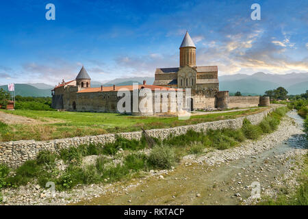 Fotos & Bilder der mittelalterlichen Kathedrale Alaverdi St George & Klosteranlage, die aus dem 11. Jahrhundert, in der Nähe von Telavi, Georgien (Land). Bei 50 Meter hoch Stockfoto