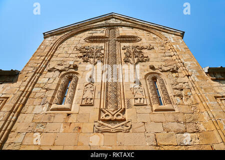 Bilder & Bilder für die Kirche der Himmelfahrt außen Flachrelief georgischen Stein Arbeit von einem Kruzifix und Engel Figuren, 1689, Ananuri Burganlage Stockfoto